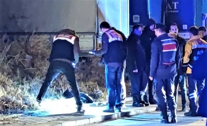 Saçından Sürüklediği Karısının Başını Keserek Öldürdü