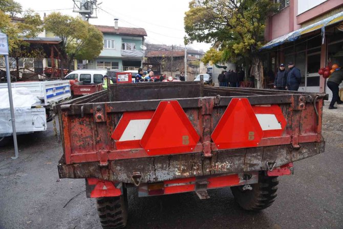 Dursunbey’de Traktör Sahiplerine Reflektör Dağıtıldı