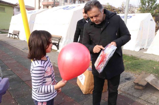 Depremin Sarstığı Çocuklara Sevgi Eli