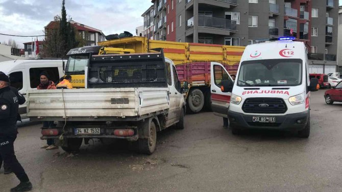 Edirne’de Kamyonet Sürücüsü Kamyona Çarptı: 1 Yaralı