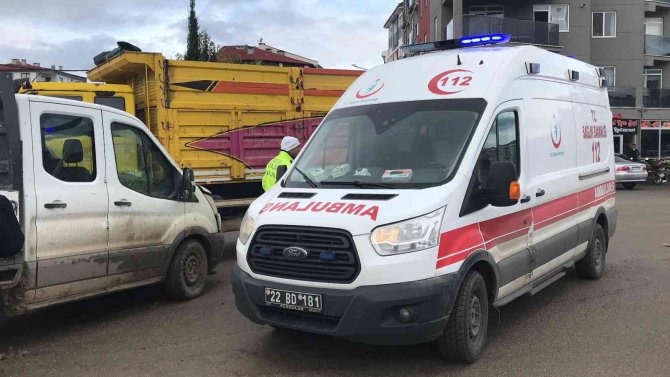 Edirne’de Kamyonet Sürücüsü Kamyona Çarptı: 1 Yaralı