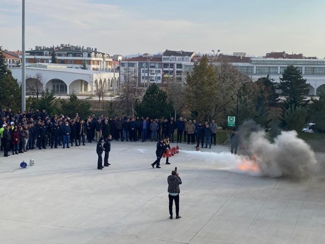 Eskişehir Emniyet’i Tahliye Ve Yangın Söndürme Tatbikatı Yaptı