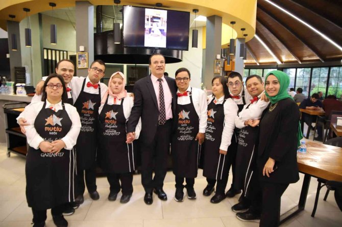 Bu Kafenin Çalışanlarını Görenler Uğramadan Geçemiyor