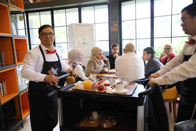 Bu Kafenin Çalışanlarını Görenler Uğramadan Geçemiyor