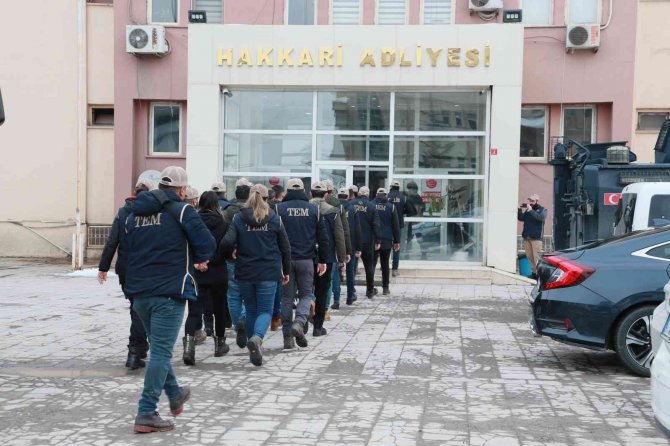 Hakkari’de Gözaltına Alınan 16 Kişi Adliyeye Sevk Edildi