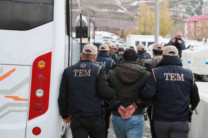 Hakkari’de Gözaltına Alınan 16 Kişi Adliyeye Sevk Edildi