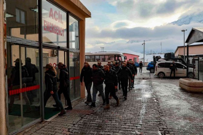 Hakkari’de Gözaltına Alınan 16 Kişi Adliyeye Sevk Edildi