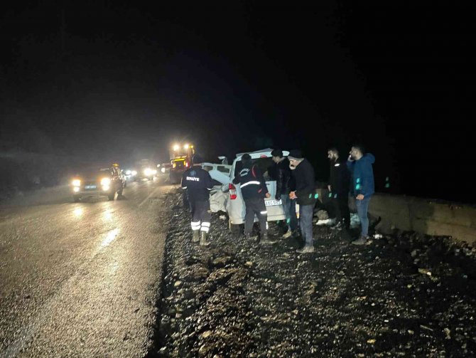 Hakkari-van Karayolunda Kaya Düştü: 2 Yaralı