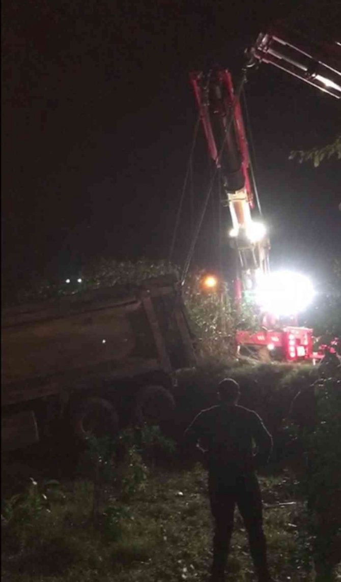 Kontrolden Çıkan Hafriyat Kamyonu Bahçeye Girdi: 1 Yaralı