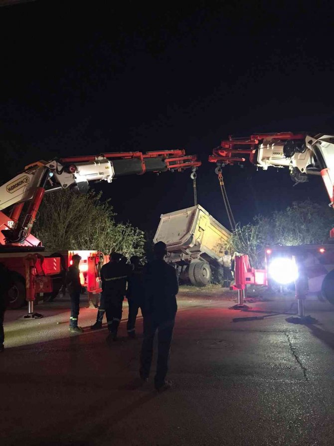Kontrolden Çıkan Hafriyat Kamyonu Bahçeye Girdi: 1 Yaralı