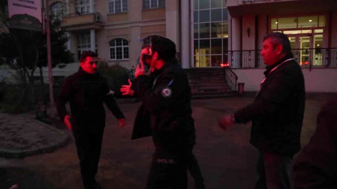 Kadıköy Belediyesinin Çorba Dağıtımına Kantinciler Ve Okul Yönetiminden Müdahale