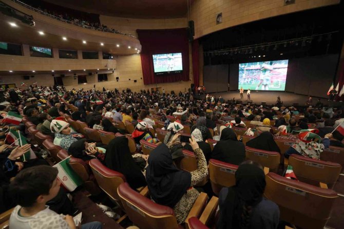 Tahran’da, İ̇ran-abd Maçı Heyecanla Takip Edildi