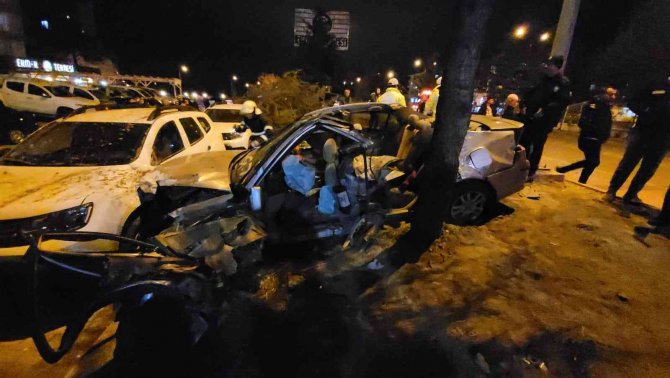Isparta’da Meydana Gelen Kazada Otomobil Hurdaya Döndü: 2 Yaralı