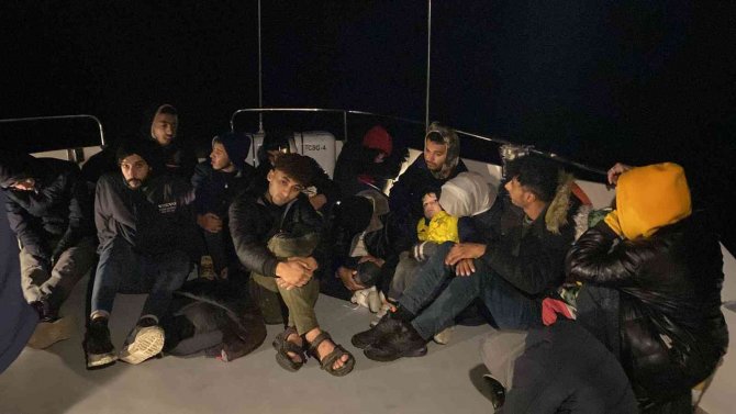 İ̇zmir Açıklarında 24 Göçmen Kurtarıldı