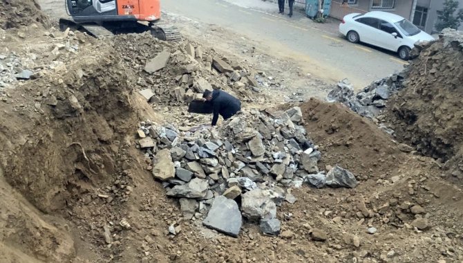 İ̇stanbul’da Kazı Çalışmasında Esrarengiz Olay: Kafatası Ve İskelet Bulundu