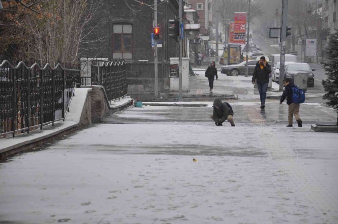 Kars’a Mevsimin İlk Karı Yağdı