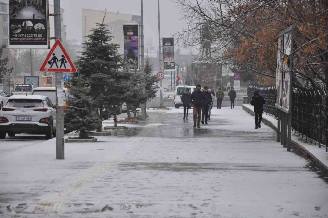 Kars’a Mevsimin İlk Karı Yağdı