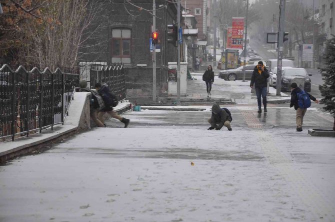 Kars’a Mevsimin İlk Karı Yağdı