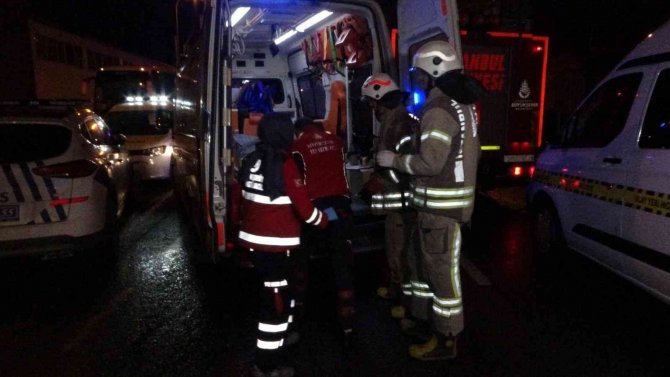 Kartal’da Kamyonet Servis Minibüsüyle Çarpıştı: 1 Ölü, 2 Yaralı