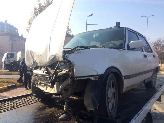 İ̇ki Otomobil Kavşakta Çarpıştı: 3 Yaralı