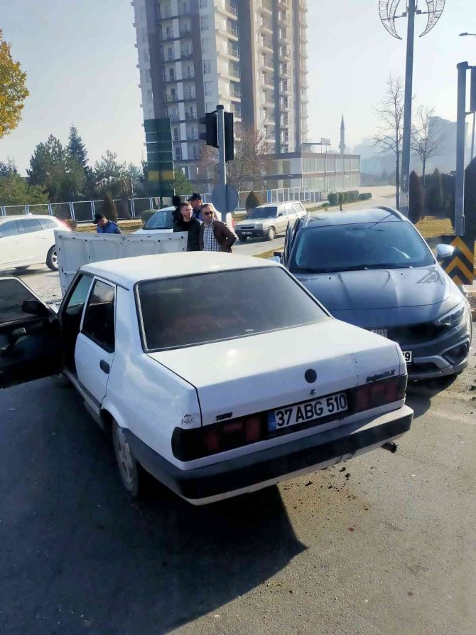 İ̇ki Otomobil Kavşakta Çarpıştı: 3 Yaralı