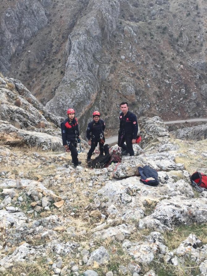 İ̇tfaiyeden 3 Saatlik Keçi Kurtarma Operasyonu