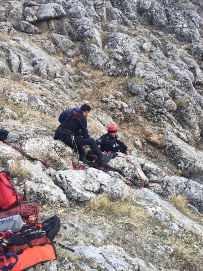 İ̇tfaiyeden 3 Saatlik Keçi Kurtarma Operasyonu