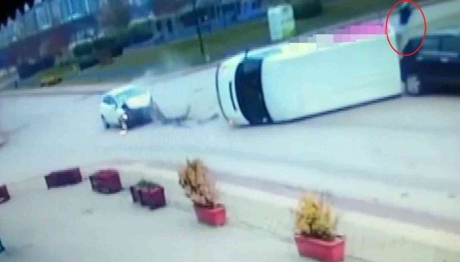 Bursa’da İnanılmaz Kurtuluş: Devrilen Aracın Altında Kalmaktan Son Anda Kurtuldu