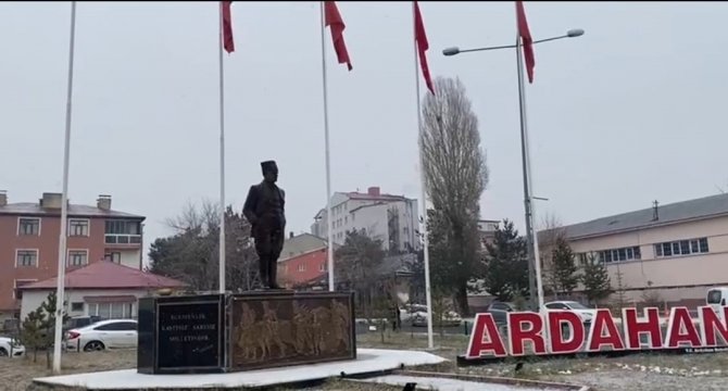 Kent Merkezine Mevsimin İlk Karı Yağdı