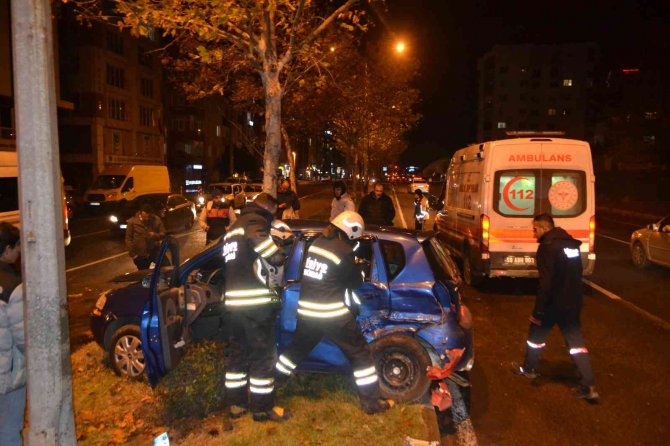 Kırmızı Işık İhlali Ve Aşırı Hız Kazaya Neden Oldu, Otomobil Hurdaya Döndü
