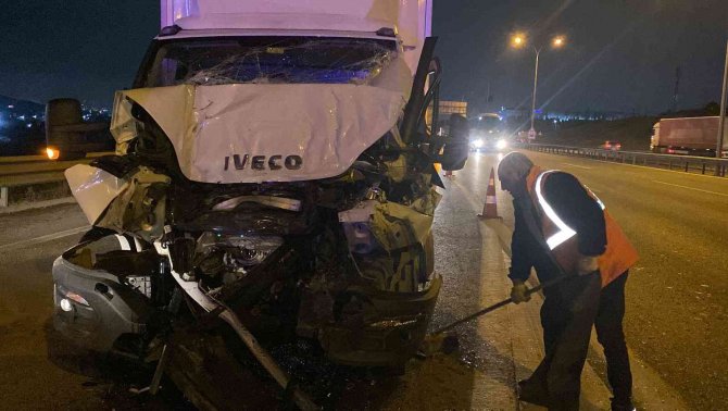 Tem’de Tıra Çarpan Kamyonetin Sürücüsü Yaralandı
