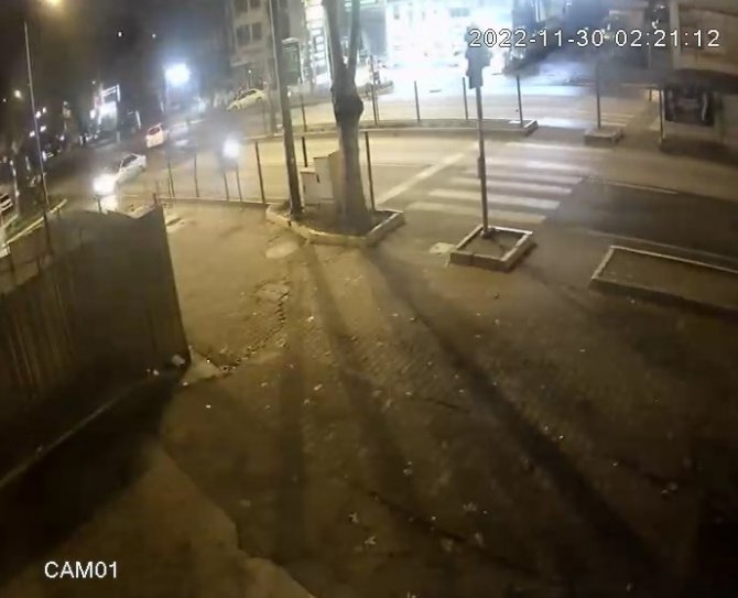 Yoldan Çıkan Otomobil Binanın En Alt Katına Uçtu