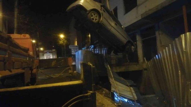 Yoldan Çıkan Otomobil Binanın En Alt Katına Uçtu