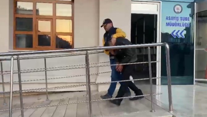 Otomobillerden Mont, Para Ve Anahtar Takımı Çalan Hırsızı Yakalandı