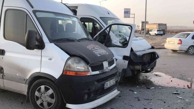 Konya’da Servis Minibüsleri Ve Otomobil Çarpıştı: 14 Yaralı