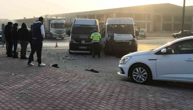 Konya’da Servis Minibüsleri Ve Otomobil Çarpıştı: 14 Yaralı