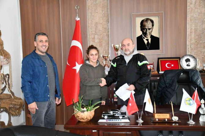 Köyceğiz’de Milli Güreşçi İ̇lyasoğlu Sözleşme İmzaladı