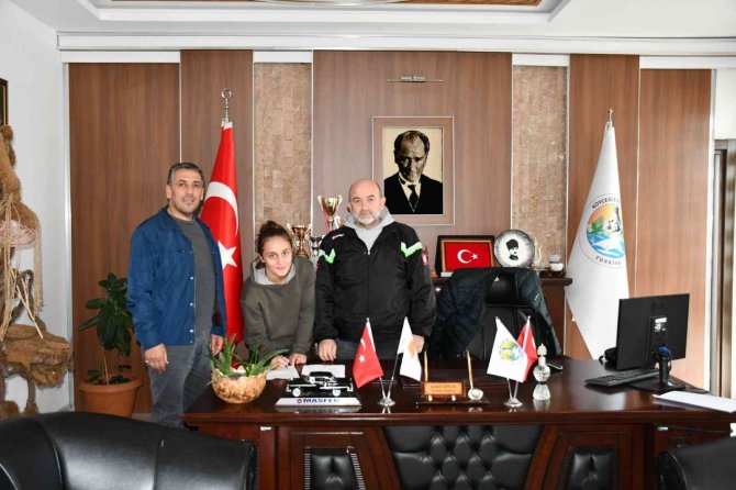 Köyceğiz’de Milli Güreşçi İ̇lyasoğlu Sözleşme İmzaladı