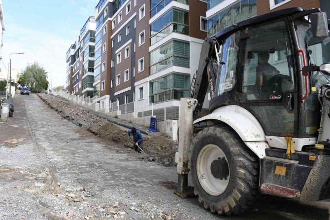 Kuşadası’nda Üst Ve Alt Yapı Çalışmaları Sürüyor