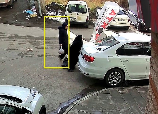 Araba Çarpmasın Diye Yolu Kontrol Ederken Reklam Direğine Çarptı