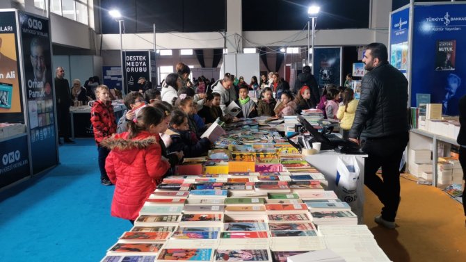 Manisa Büyükşehir Belediyesinden Kitap Fuarına Otobüs Desteği