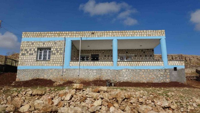 Korona Virüsten Ölen Babalarının Mezarını Memleketine Taşıdılar, Anısına Da Ev Yaptılar