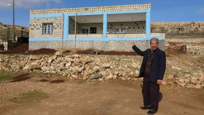 Korona Virüsten Ölen Babalarının Mezarını Memleketine Taşıdılar, Anısına Da Ev Yaptılar