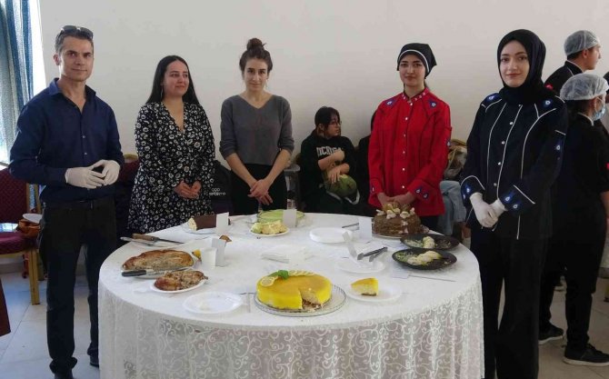 Tescilli Muz Ve Limonlu Pastalar Birincilik İçin Yarıştı