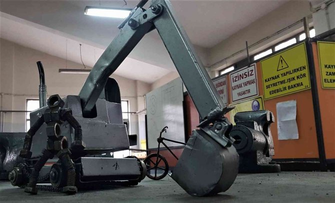 Meslek Liseliler Atık Malzemelerle Hem Becerilerini Artırıyor Hem De Üretiyorlar