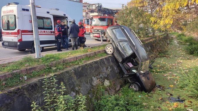 Otomobil Su Kanalına Uçtu