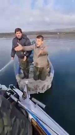 Gölün Ortasında Kayıktan Kayığa Ağ Kavgası: Böyle Tehdit Etti