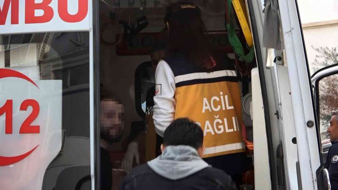 Bıçaklı Saldırıya Uğrayan Genç Hastanelik Oldu