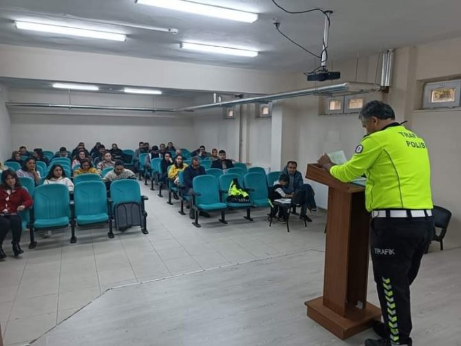 Öğretmenlere Trafik Kuralları Anlatıldı