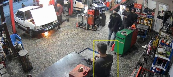 Tamir Edilen Otomobil Bir Anda Alev Aldı